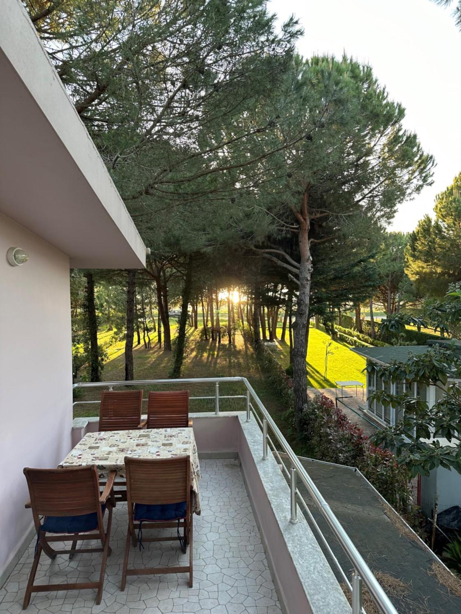 Shtepia Nen Pisha "The House Under The Pines" Villa Durres Exterior photo